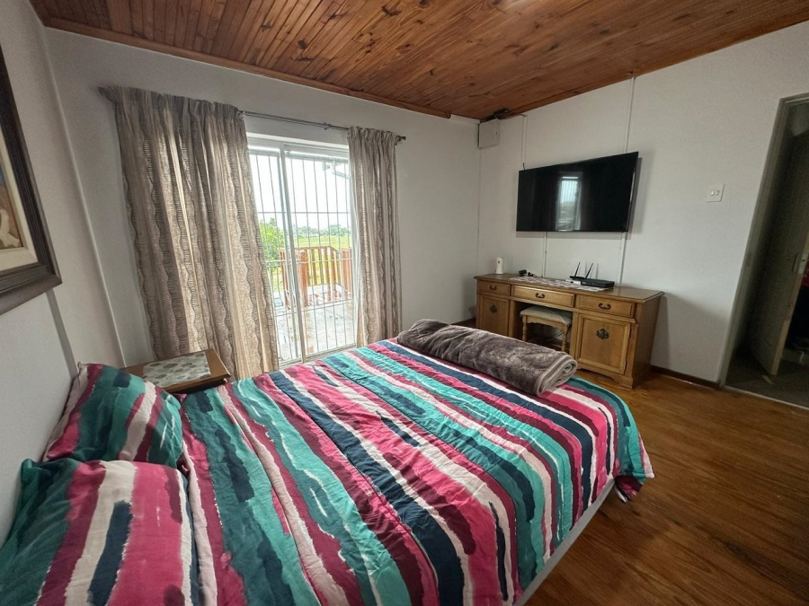 To Let  Bedroom Property for Rent in Wavecrest Eastern Cape